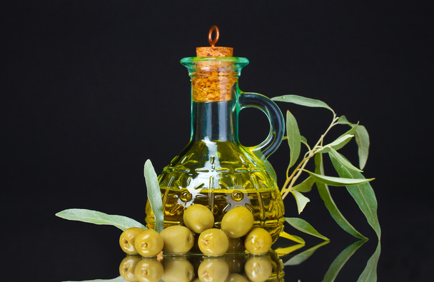 Olive oil in jar and olives - Foto, immagini