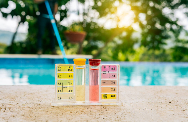 Testkit zur Messung von Chlor und ph in Schwimmbädern. Pool-Wasser PH-Tester-Set am Rand des Schwimmbades - Foto, Bild