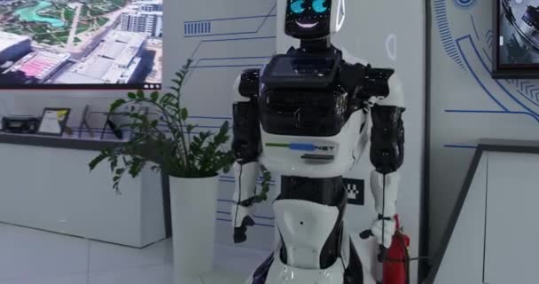 Humanoid robot a kiállításon a bemutatóteremben. Lassú mozgás - Felvétel, videó