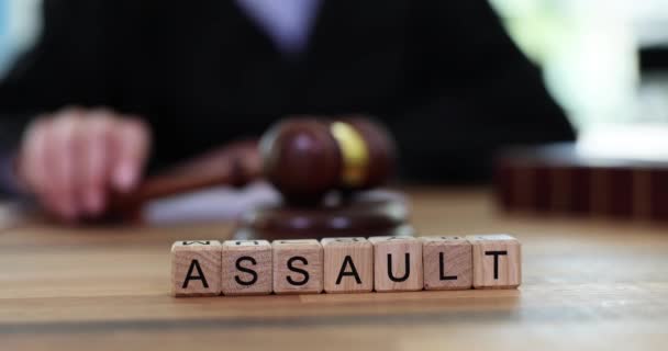 Sana Assault ja tuomari nuijalla oikeudessa, Laki ja tuomio - Materiaali, video