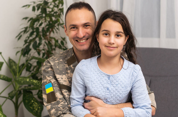 Батько в українській військовій формі та його дочка. Сімейна зустріч. - Фото, зображення