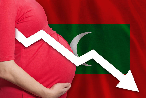 Maldivler adalarının arka planında hamile bir kadın. Düşen doğurganlık oranı - Fotoğraf, Görsel