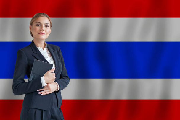 Ταϊλανδός επιχειρηματίας στη σημαία της Ταϊλάνδης ψηφιακή νομάδα, επιχείρηση, startup concept - Φωτογραφία, εικόνα