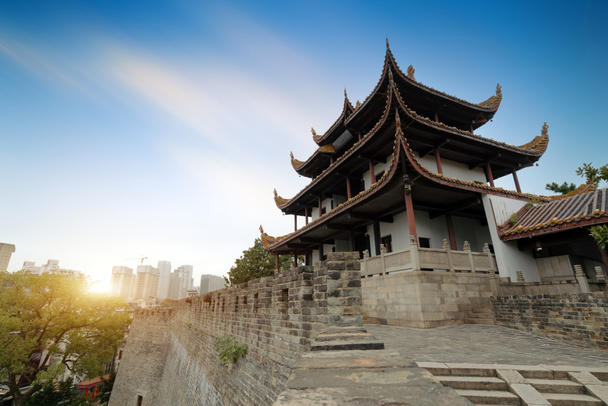 Pawilon Tianxin jest stary chiński pawilon położony na starożytnej ścianie miasta Changsha, Hunan.  - Zdjęcie, obraz