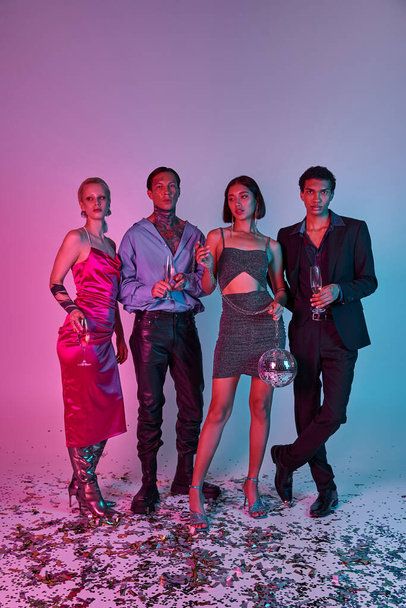 groep van interraciale vrienden met champagne bril en disco bal op paars roze achtergrond - Foto, afbeelding