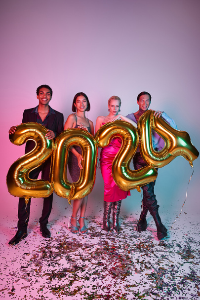 С Новым годом и Рождеством, веселые многонациональные друзья с воздушными шарами с 2024 номерами - Фото, изображение