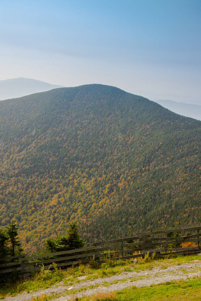 Φθινόπωρο χρώματα γύρω από Jay Peak τουριστικό site στις Ηνωμένες Πολιτείες  - Φωτογραφία, εικόνα