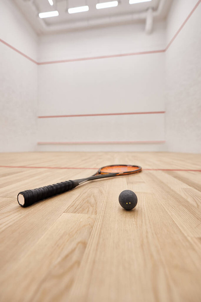 Beyaz duvarları, motivasyonu ve kararlılığı olan squash topu ve raketi mahkeme salonunda. - Fotoğraf, Görsel