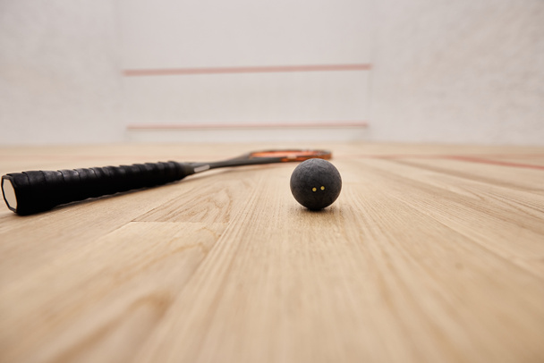 bola y raqueta dentro de la cancha de squash con paredes blancas, motivación y concepto de determinación - Foto, Imagen