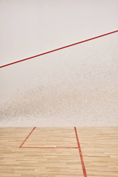 spacious and modern squash court with white walls and polished floor, motivation and determination - Foto, afbeelding
