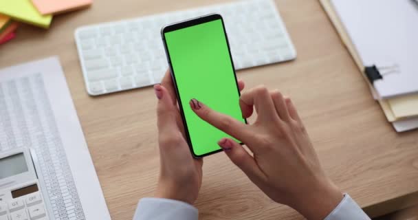 Smartphone digitale in bianco nelle mani della donna. Schermo verde del telefono cellulare e app mobile - Filmati, video