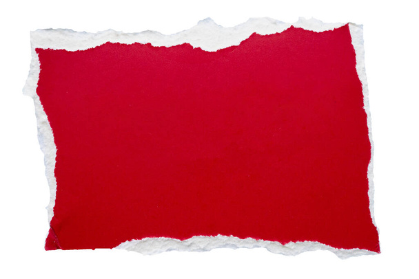 Stück rotes Papier Riss isoliert auf weißem Hintergrund - Foto, Bild