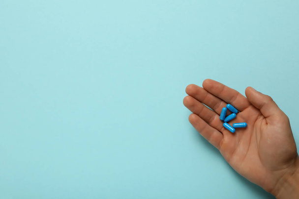 Μπλε βιάγκρα χάπια στο χέρι ενός άνδρα - Φωτογραφία, εικόνα