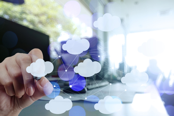 Рука бизнесмена работает с диаграммой Cloud Computing на n
 - Фото, изображение