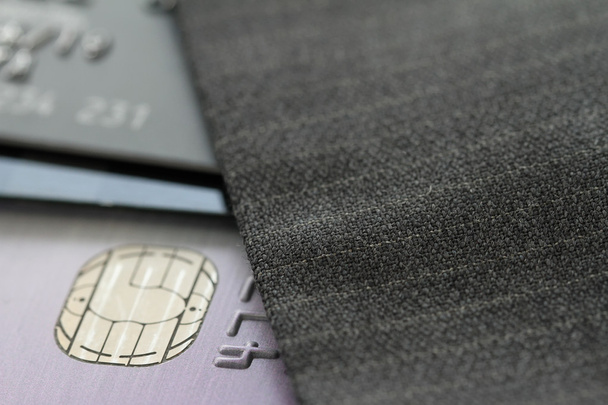 Creditcards in zeer ondiepe focus met grijs pak achtergrond - Foto, afbeelding