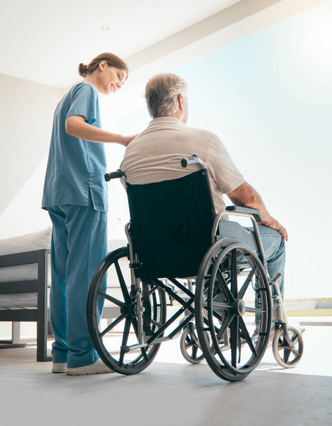 Oude man in rolstoel, raam of verzorger aan het praten voor gezondheidszorg in het verpleeghuis. Terug, zicht of verpleegkundige in gesprek met oudere patiënten of ouderen met een handicap voor zorg, empathie of hoop. - Foto, afbeelding