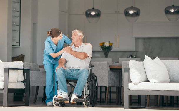 Nő, orvos és kerekesszék az idősek gondozásában ápolásra, támogatásra vagy a nyugdíjba vagy az idősek otthonába vetett bizalomra. Női ápoló vagy gondozó beszél idős férfival vagy fogyatékkal élő személlyel a nappaliban. - Fotó, kép