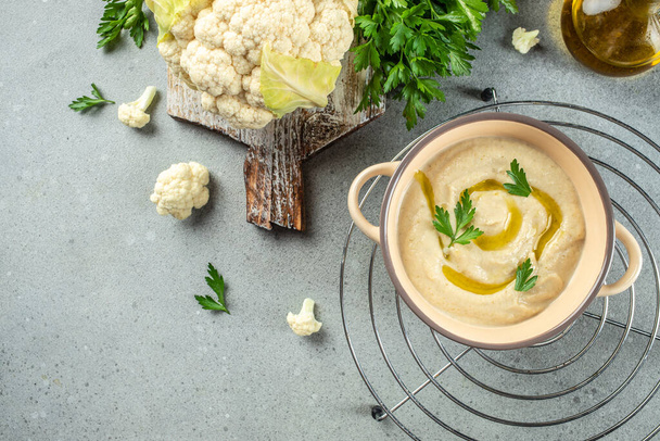 Ρεβίθια κουνουπίδι σούπα κρέμα σε ένα ελαφρύ φόντο, πανό, μενού, μέρος συνταγή για κείμενο, top view, - Φωτογραφία, εικόνα