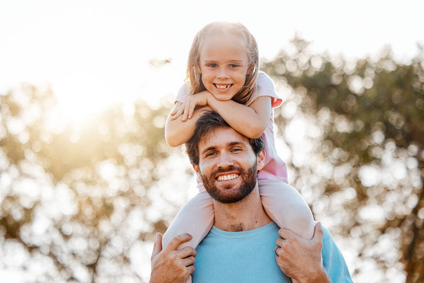 Φύση, χαρούμενη και προσωπογραφία του πατέρα με παιδί σε ένα υπαίθριο πάρκο παίζοντας, δένοντας και διασκεδάζοντας. Ευτυχία, χαμόγελο και κορίτσι παιδί στον ώμο του νεαρού πατέρα από την Αυστραλία στον κήπο μαζί - Φωτογραφία, εικόνα