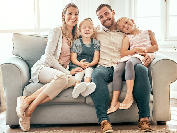 Sorria, amor e retrato da família em um sofá na sala de estar colagem e relaxar juntos em casa. Felicidade, cuidado e menina crianças sentadas com os pais da Austrália no sofá no salão - Foto, Imagem