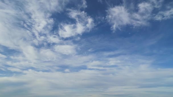 イギリスのルートン市の上に劇的な雲を持つブルースカイの美しいハイアングル映像 - 映像、動画