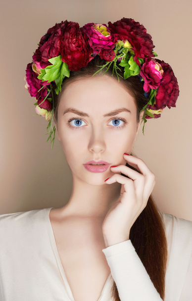 Beautiful Girl with flowers crown - Foto, Imagem