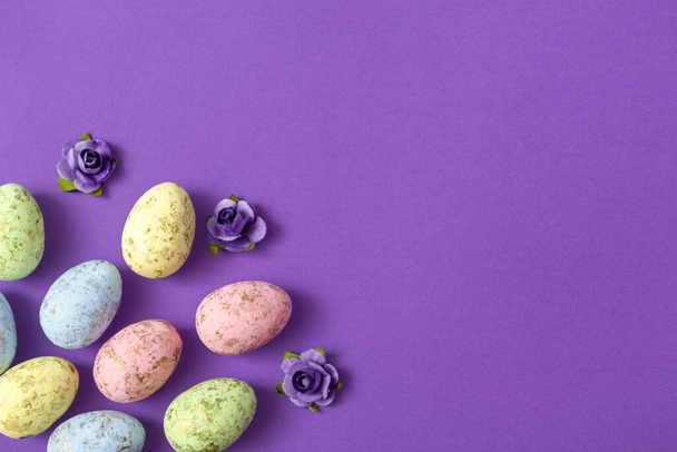 Пасхальные яйца на цветном фоне. Праздничный баннер с копировальным пространством - Фото, изображение