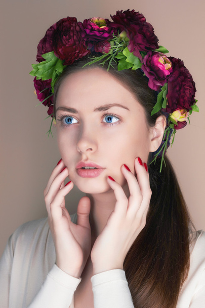 Mujer joven con corona de flores
 - Foto, Imagen