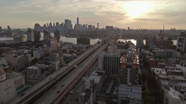 20 mei 2023 NYC NewYork US Williamsburg Bridge in Brooklyn, New York biedt een adembenemend panoramisch uitzicht tijdens zonsondergang. - Video