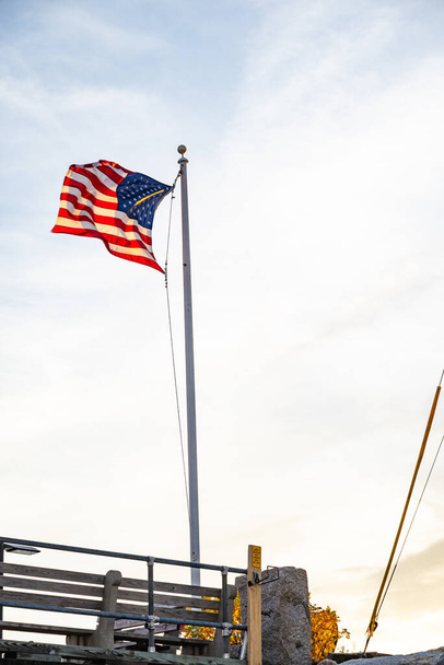 Bandeira americana com água no fundo
 - Foto, Imagem