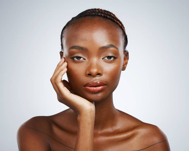 Retrato de mulher negra, beleza natural ou brilho com bem-estar em estúdio com um brilho estético. Dermatologia, rosto limpo ou modelo de menina Africano confiante com resultados de cuidados com a pele no fundo branco. - Foto, Imagem