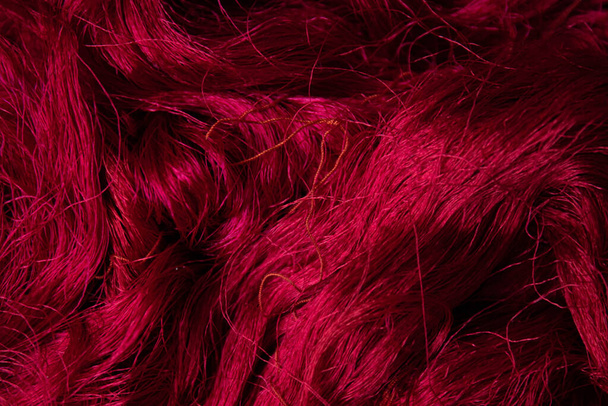 Zarif ve klasik Kırmızı İpek ipliği, ipliklerin dokusu ve dalgası mükemmel bir soyut arkaplan oluşturur - Fotoğraf, Görsel