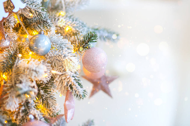 Árvore de Natal decorada com Pink Stars é uma maneira incomum e elegante de decorar sua casa para as férias. - Foto, Imagem