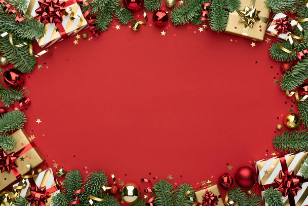Fondo rojo de Navidad con un marco de decoración oval y espacio de copia para texto - Foto, imagen