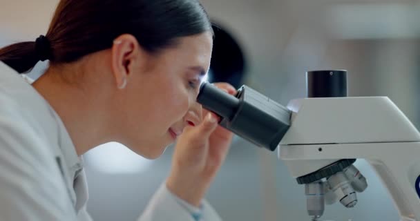 Tiede, tutkimus ja onnellinen nainen mikroskoopilla, tulevaisuuden teknologia ja biotekniikan tiedot laboratoriossa. Lääketieteellinen innovaatio, tiedemies tai laboratorioteknikko tutkimuksessa terveydenhuoltoa, lääketiedettä ja rokotetta varten. - Materiaali, video