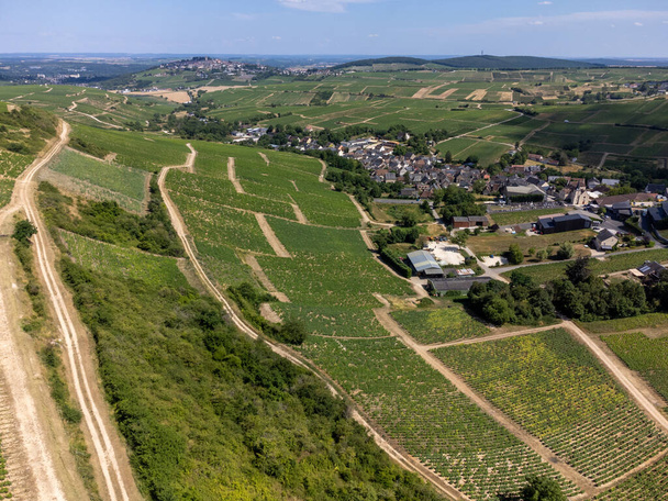 Luftaufnahme der hügeligen Weinberge der Appellation Sancerre Chavignol, Departement Cher, Frankreich, mit Blick auf das Iver-Loire-Tal, bekannt für seinen weißen Sancerre trockenen Savignon Blanc-Wein - Foto, Bild