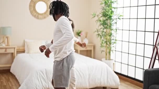 Afroamerikanische Vater und Tochter tragen lustige Diadem-Tänze im Schlafzimmer - Filmmaterial, Video