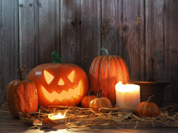 Хэллоуин тыквенная голова фонарь со свечами тыква на деревянном фоне - Фото, изображение