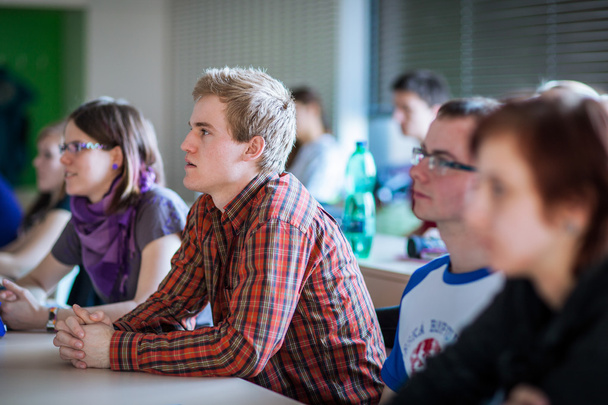 Студенты колледжа сидят в классе во время занятий
 - Фото, изображение