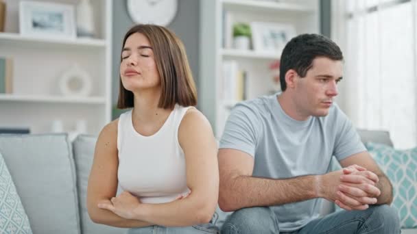 Όμορφο ζευγάρι κάθεται στον καναπέ σιωπηλή με πρόβλημα στο σπίτι - Πλάνα, βίντεο