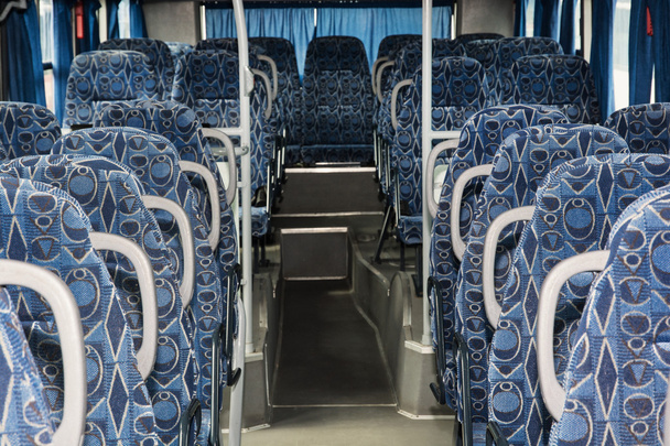 Asientos vacíos azules en el autobús
 - Foto, imagen