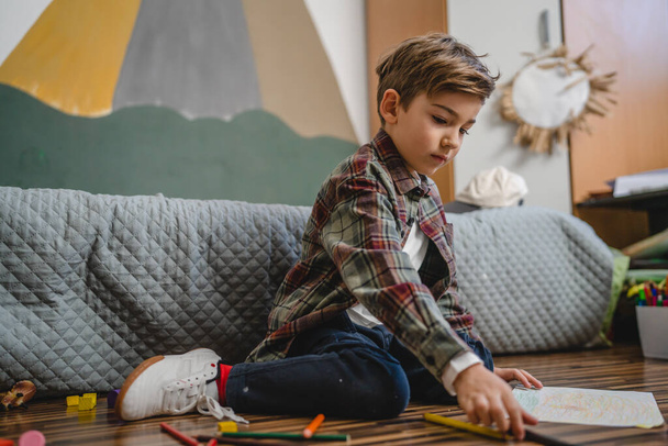 один маленький білий хлопчик Градешовер дитячий малюнок з креоном вдома
 - Фото, зображення