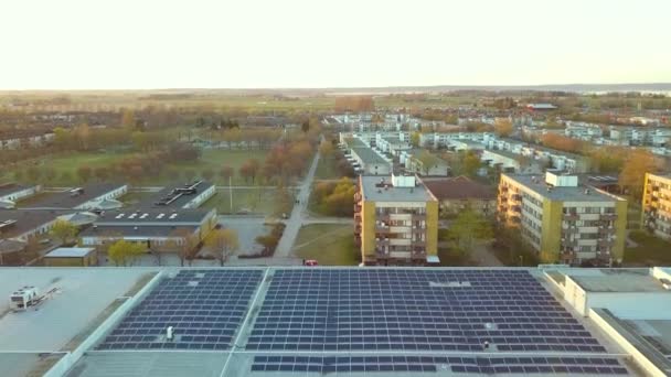 Pannelli solari fotovoltaici elettrici installati sul tetto dell'edificio del centro commerciale per la produzione di energia elettrica ecologica verde. Concetto di produzione di energia sostenibile. - Filmati, video