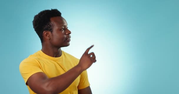 Muž, tvář a ukazuje na informace ve studiu pro proces, kroky a reklamní časovou osu na modrém pozadí. Portrét, šťastný africký model a menu mockup, přehled recenze a porovnání výběru. - Záběry, video