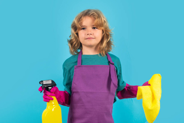 Dziecko sprząta w domu. Dzieciak sprzątanie mopem, aby pomóc w pracach domowych. Little cute boy zamiatanie i czyszczenie, izolowane na tle koloru studio - Zdjęcie, obraz