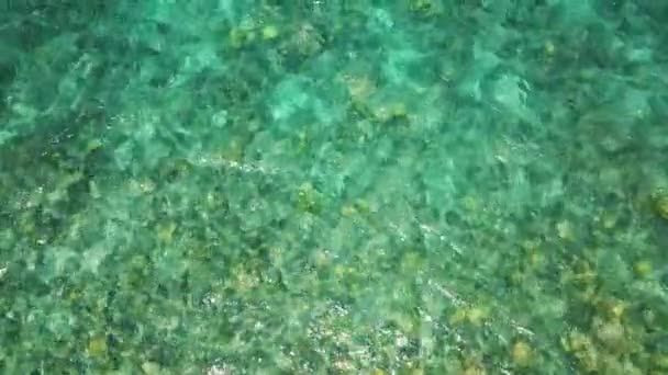 Luchtdrone van turquoise lagune oppervlak op atol. Blauwe lagune wateroppervlak. - Video