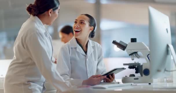Praca zespołowa, naukowiec lub lekarze przybijają piątkę za sukces, przełom w medycynie lub partnerstwo w laboratorium. Nauka, współpraca lub szczęśliwe kobiety świętują wsparcie medyczne, cel lub wiadomości DNA z uśmiechem. - Materiał filmowy, wideo