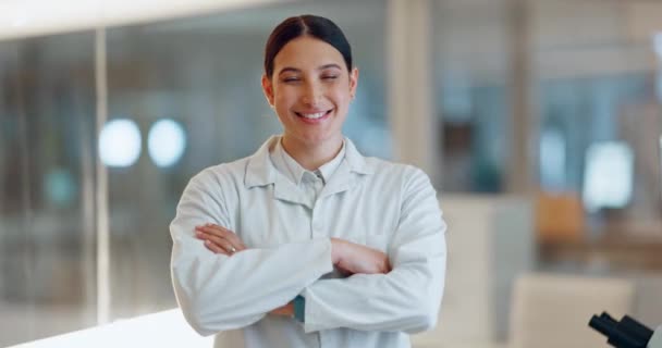 Lab nainen, kädet ristissä ja tiedemies onnellinen klinikan luottamusta, lääketieteellinen innovaatio tai lääketutkimus, luottamus tai tutkimus. Asiantuntijan muotokuva, laboratoriotutkimus ja henkilön työ tieteen kehittämisessä. - Materiaali, video