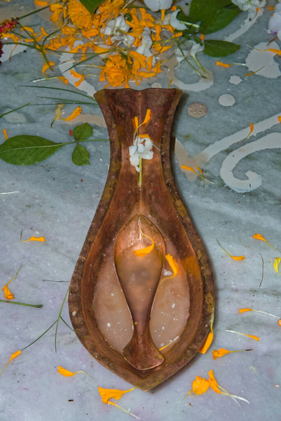 Hindu pujasında kutsal santi jal içeren metal konteynır. - Fotoğraf, Görsel