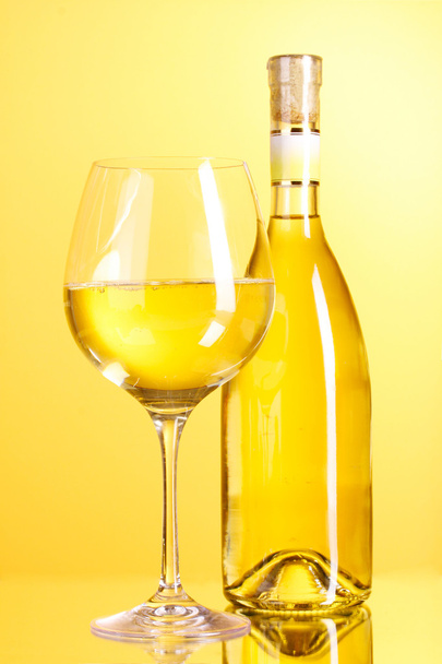 White wine on yellow background - Фото, зображення